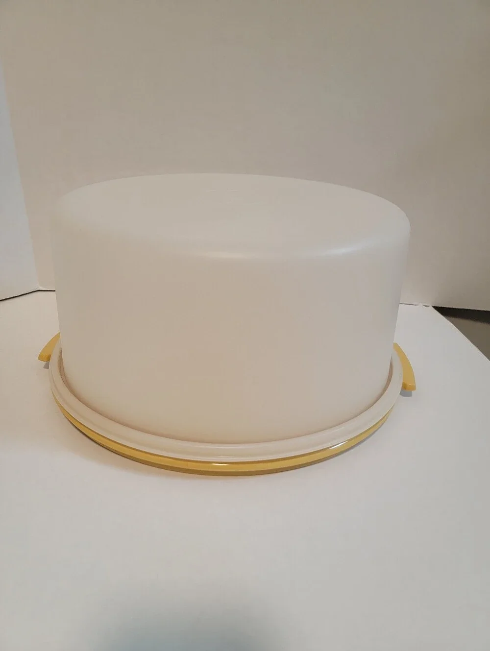 Vintage Tupperware Harvest Gold #1256 w/Sheer Cover Cake Taker Carrier